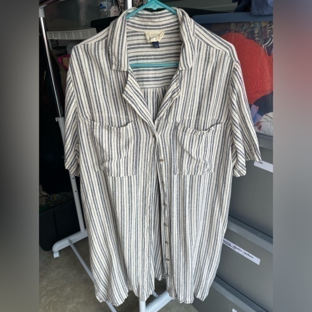 Universal Threads Button Up Size Large - image 1